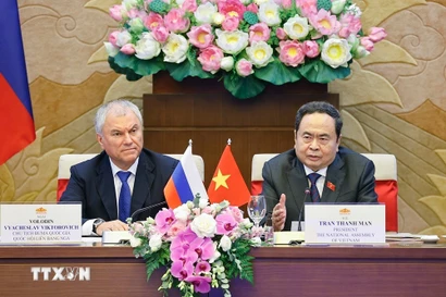 Le président de l'Assemblée nationale du Vietnam, Tran Thanh Man (droite), et le président de la Douma d'État russe, Viatcheslav Volodine. Photo: VNA