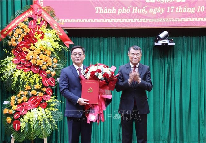 Lê Minh Hung, membre du Bureau politique, secrétaire du Comité central du Parti et chef de la Commission d'organisation du Comité central du Parti, remet la décision au nouveau secrétaire du Comité municipal du Parti de Huê, Nguyên Dinh Trung. Photo: VNA