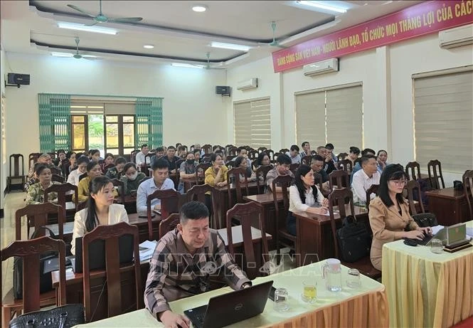 Des membres l’Association des agriculteurs à Mong Cai donnent des avis sur des mesures stratégiques et innovantes en faveur du triangle “agriculture – agriculteur – zone rurale”. Photo: VNA