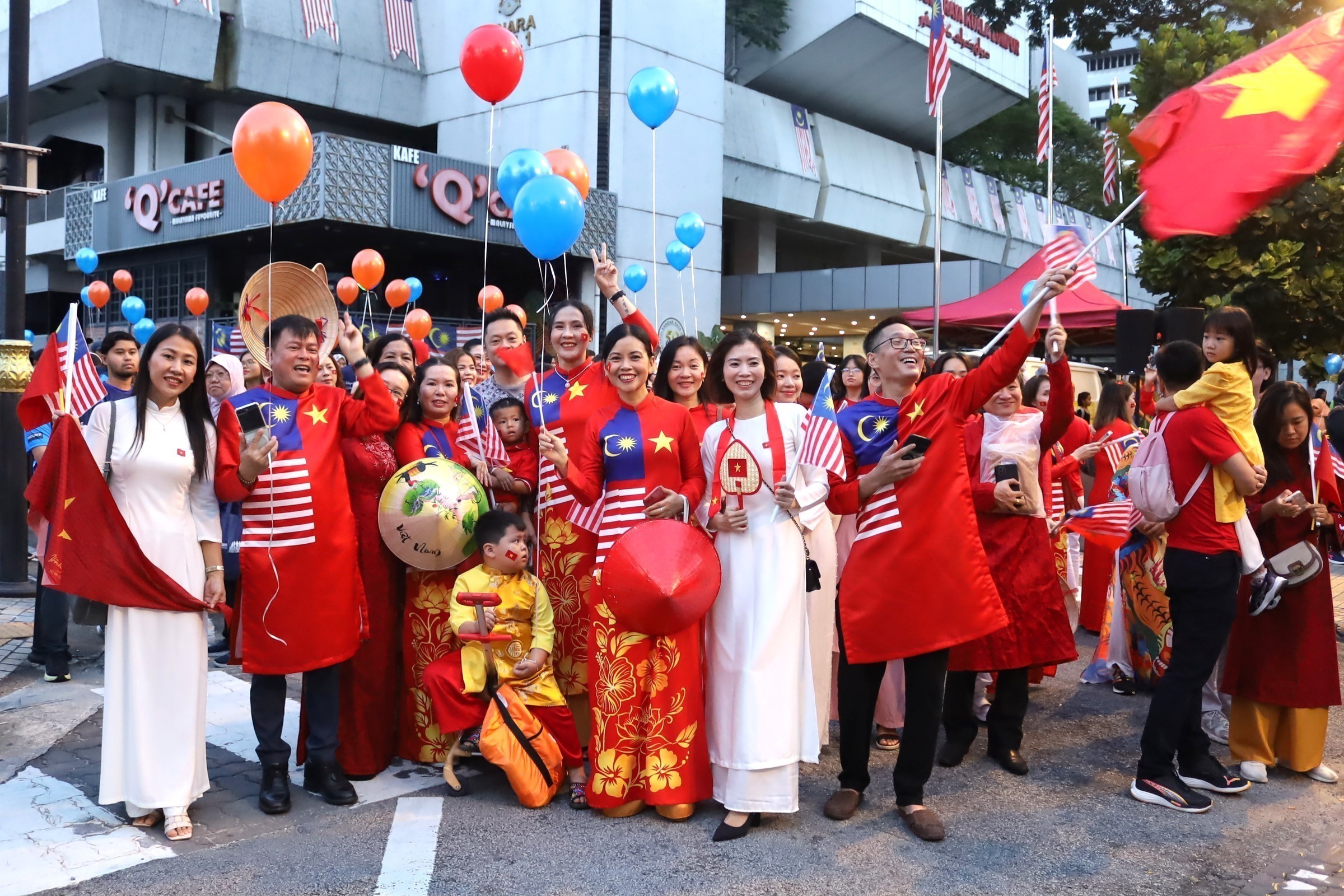 Des Vietnamiens lors des activités marquant le 80e anniversaire de la Fête nationale du Vietnam à Kuala Lumpur (Malaisie). Photo / VNA