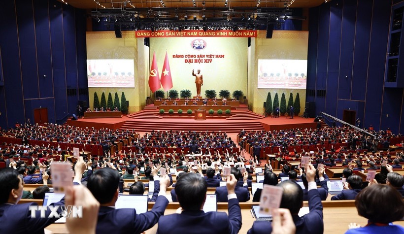 Les délégués votent l'adoption de la Résolution du 14e Congrès national du Parti communiste vietnamien. Photo : VNA