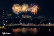 Une symphonie pyrotechnique monumentale pour célébrer le succès du 14e Congrès national du Parti