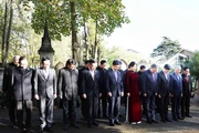 Dans le cadre de sa visite officielle au Royaume-Uni de Grande-Bretagne et d’Irlande du Nord, le 28 octobre (heure locale), le secrétaire général du Parti communiste du Vietnam (PCV) Tô Lâm et son épouse Ngô Phuong Ly, accompagnés d’une haute délégation vietnamienne, se sont rendus au cimetière de Highgate, à Londres, pour rendre hommage au dirigeant du prolétariat Karl Marx. Photo : VNA