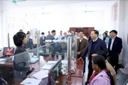 Le secrétaire provincial du Parti de Lai Chau, Le Minh Ngan, inspecte le fonctionnement du modèle de l'administration locale à deux niveaux dans la province. Photo : VNA