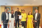 L’ambassadeur Vu Trung My reçoit les dirigeants du parti ENAMORATE venus pour féliciter le Vietnam pour le succès du 14e Congrès national du PCV. Photo : Fournie par l’ambassade du Vietnam