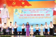 L'Union des femmes de la province de Khanh Hoa a octroyé des bourses d'études aux enfants des officiers et soldats en poste dans la zone spéciale de Truong Sa. Photo : VNA