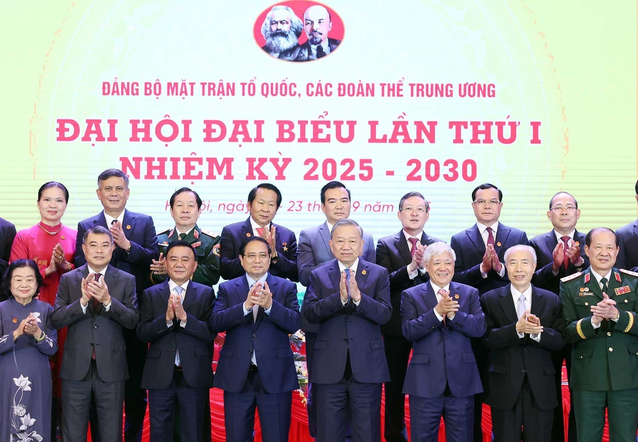 Le secrétaire général du Parti, Tô Lâm et le Premier ministre Pham Minh Chinh participent au premier Congrès du Comité du Parti du Front de la Patrie du Vietnam (FPV) et des organisations centrales de masse pour le mandat 2025-2030. Photo : VNA