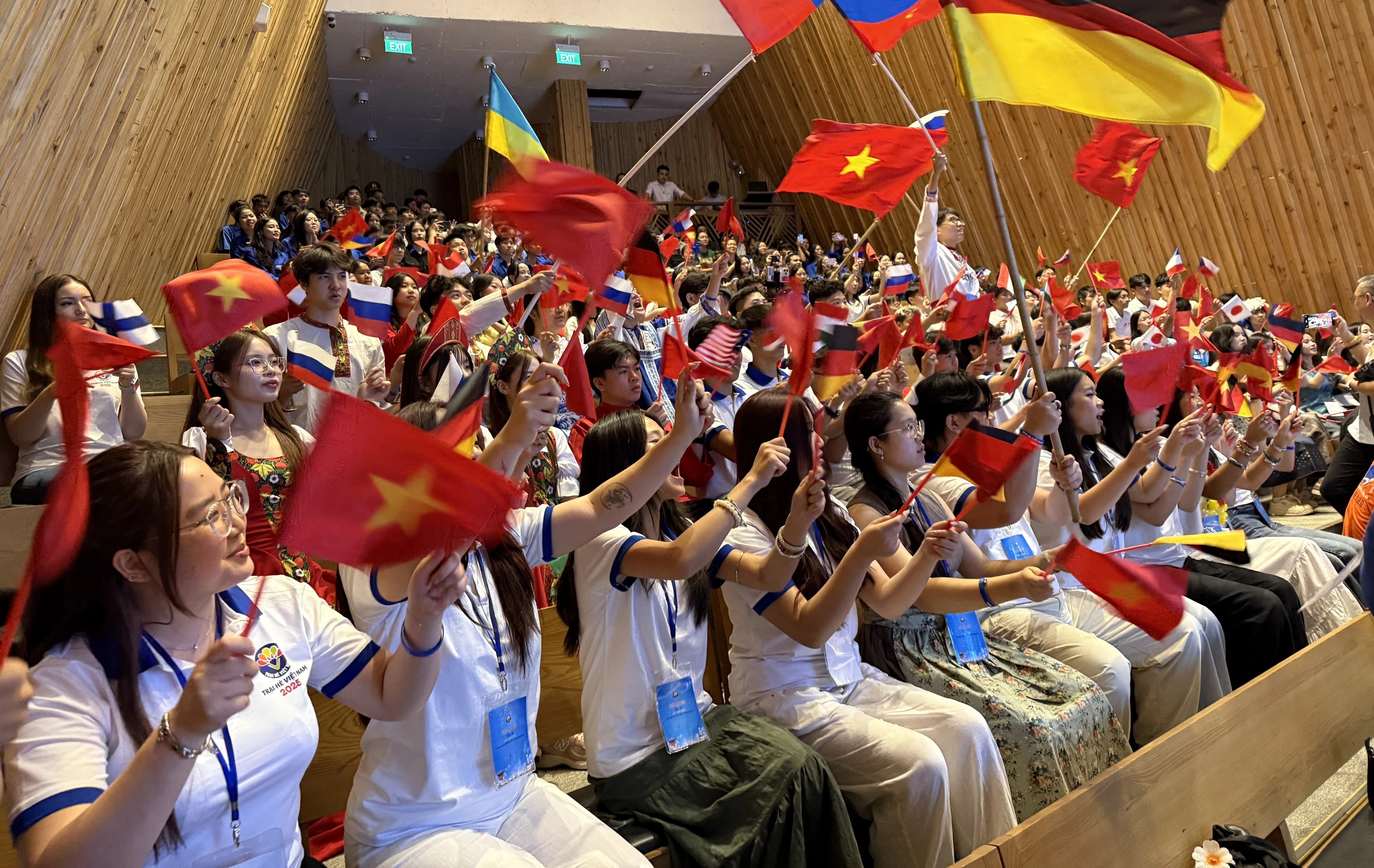Des jeunes et des étudiants vietnamiens de 31 pays et territoires tels que l'Allemagne, le Canada, le Cambodge, la Thaïlande, les États-Unis, la Hongrie, la République tchèque... ont assisté à la cérémonie d'ouverture du camp d’été 2025 au Vietnam, le 16 juillet 2025. Photo : VNA