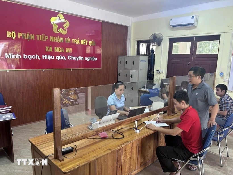 Des habitants effectuent des démarches administratives dans la commune de Nga My, province de Nghe An. Photo : VNA 