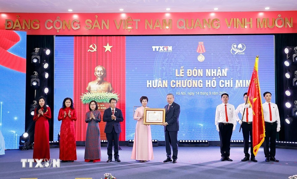 Le secrétaire général To Lam remet l’Ordre de Hô Chi Minh à la VNA. Photo: VNA