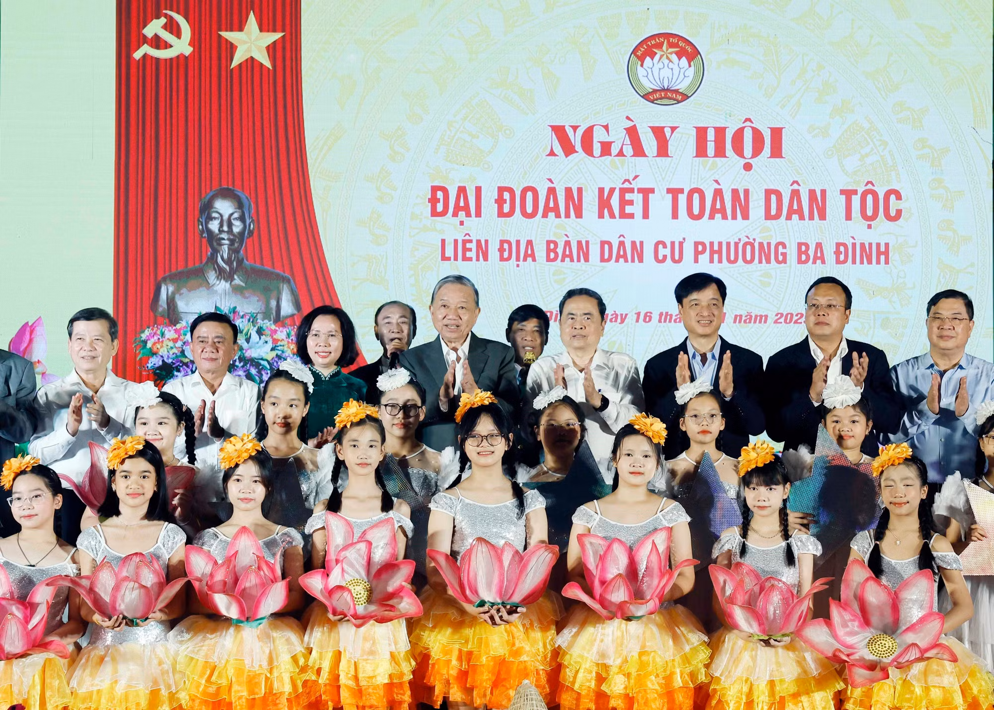 vna-potal-tong-bi-thu-va-chu-tich-quoc-hoi-du-ngay-hoi-dai-doan-ket-tai-phuong-ba-dinh-ha-noi-8411631.jpg
