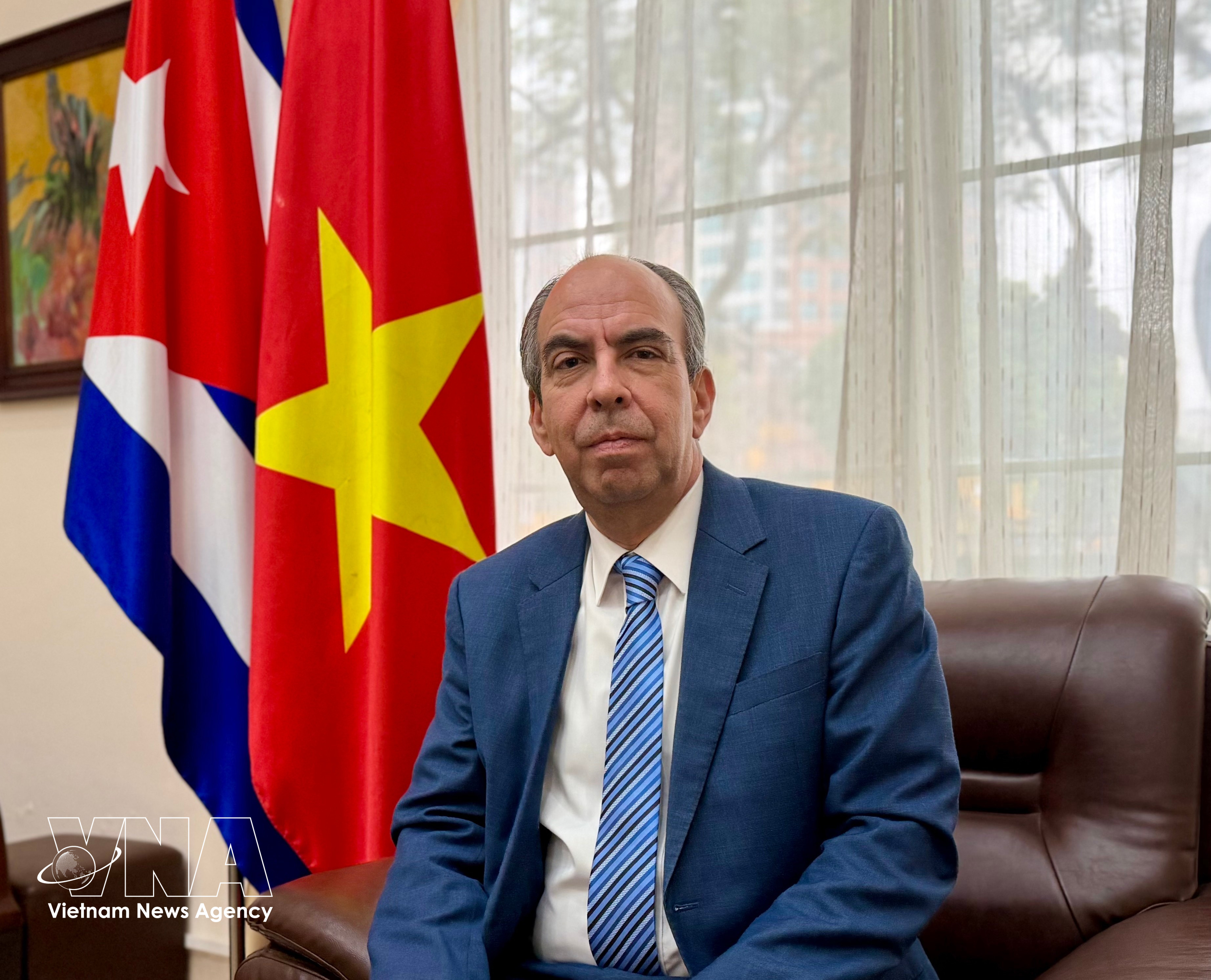 L'ambassadeur cubain Rogelio Polanco Fuentes répond à une interview de la VNA. Photo : VNA