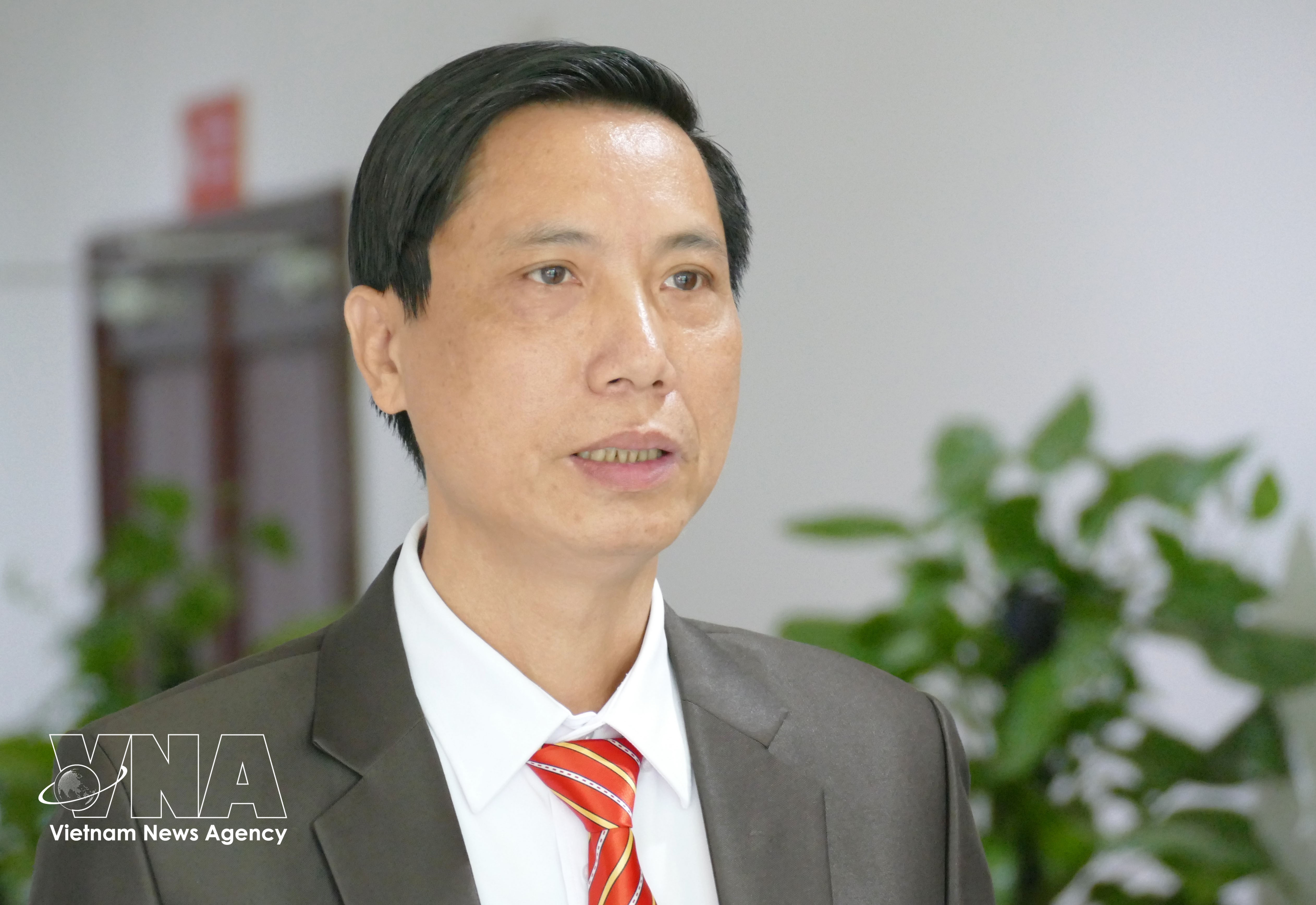 Le Van Thuy, vice-président de l’Association générale des Vietnamiens au Laos, répond à une interview de la VNA. Photo: VNA