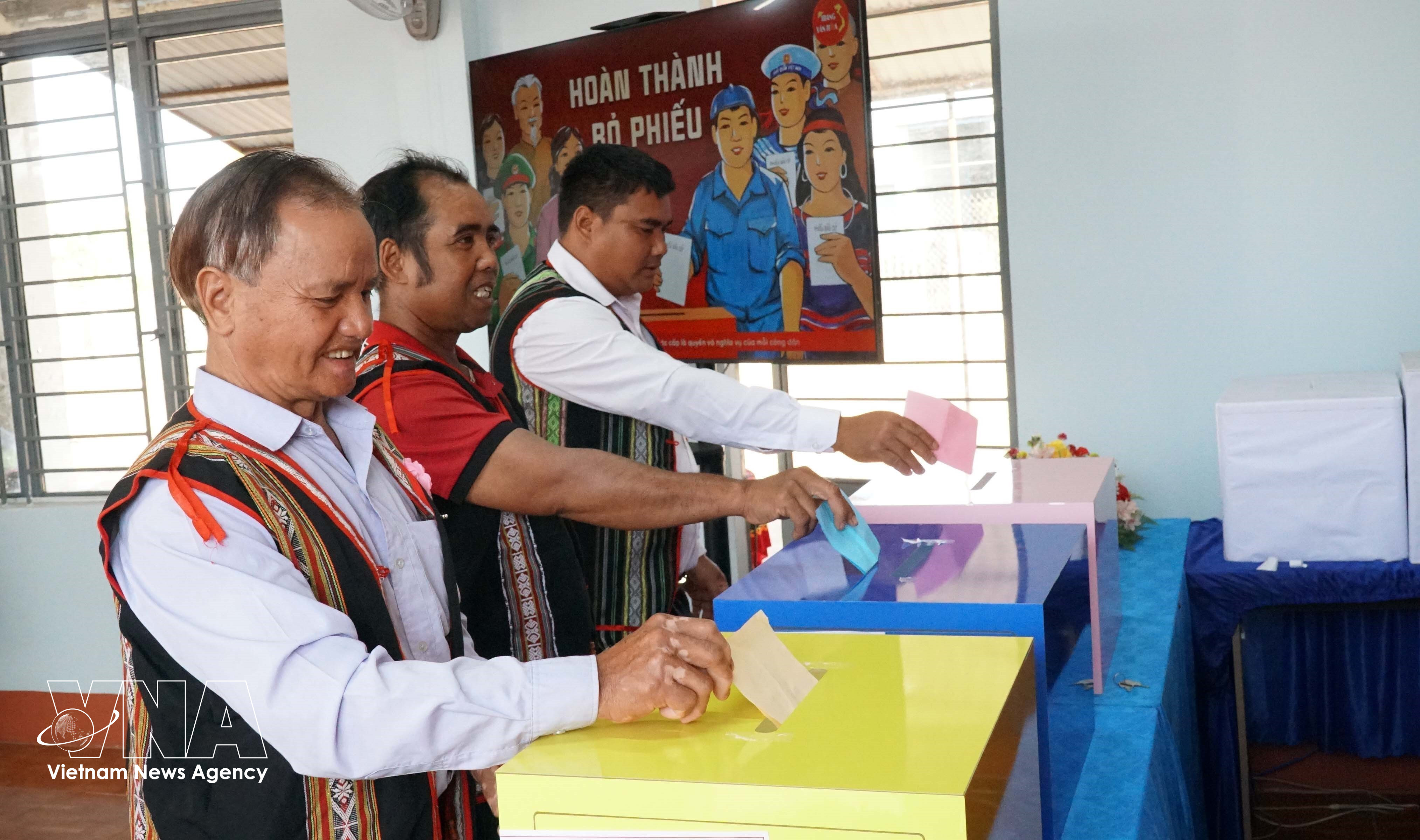 Des personnes issues des minorités ethniques dans la province de Gia Lai se sont rendues aux urnes le 15 mars. Photo : VNA