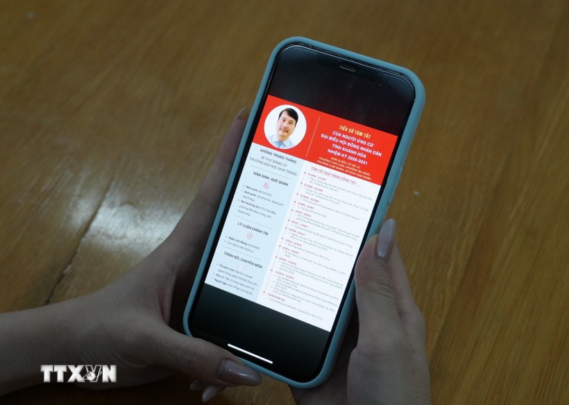 Les informations concernant les candidats au Conseil populaire provincial de Khanh Hoa pour le mandat 2026-2031 sont diffusées sur des plateformes d'information numériques. Photo : VNA 