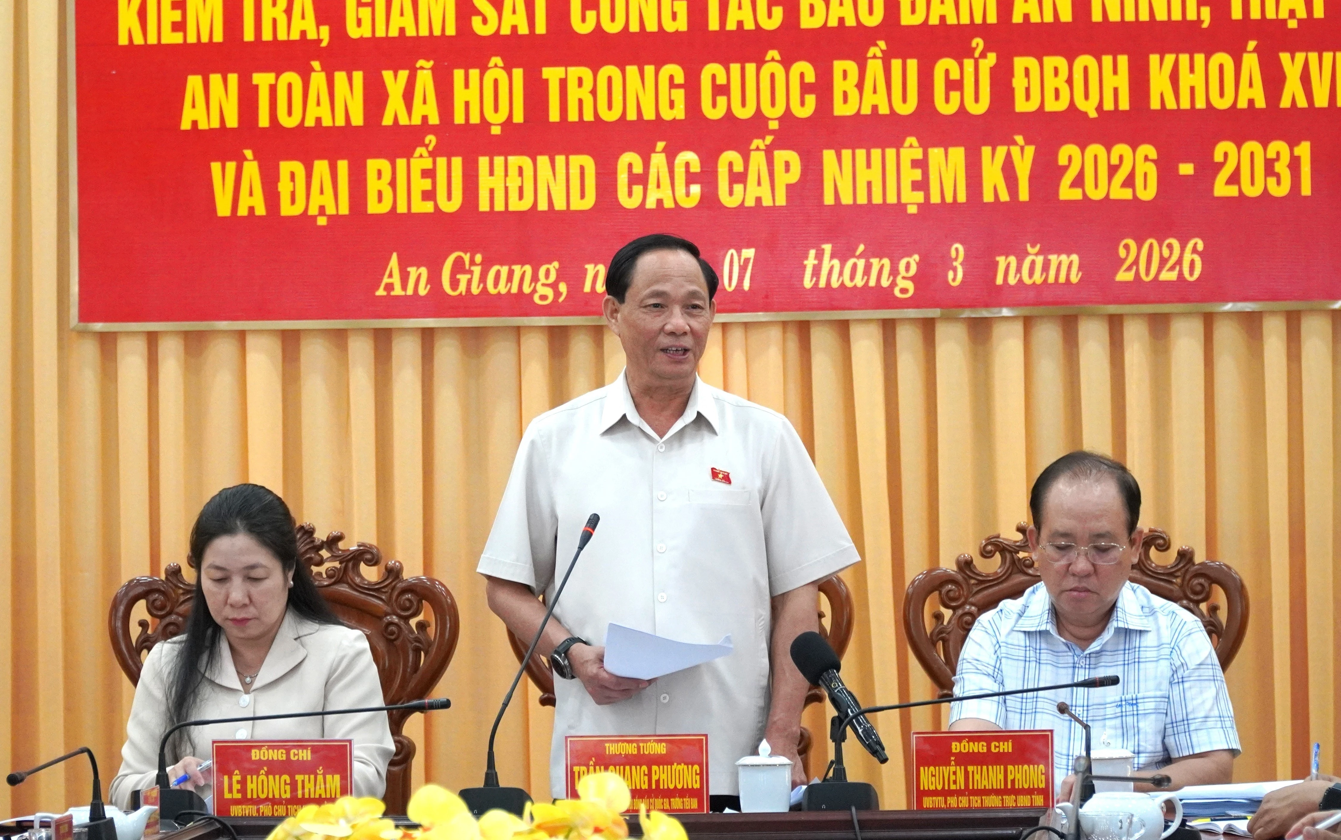 Le vice-président de l’Assemblée nationale, Tran Quang Phuong (au milieu), s'exprime à la séance de travail. Photo: VNA