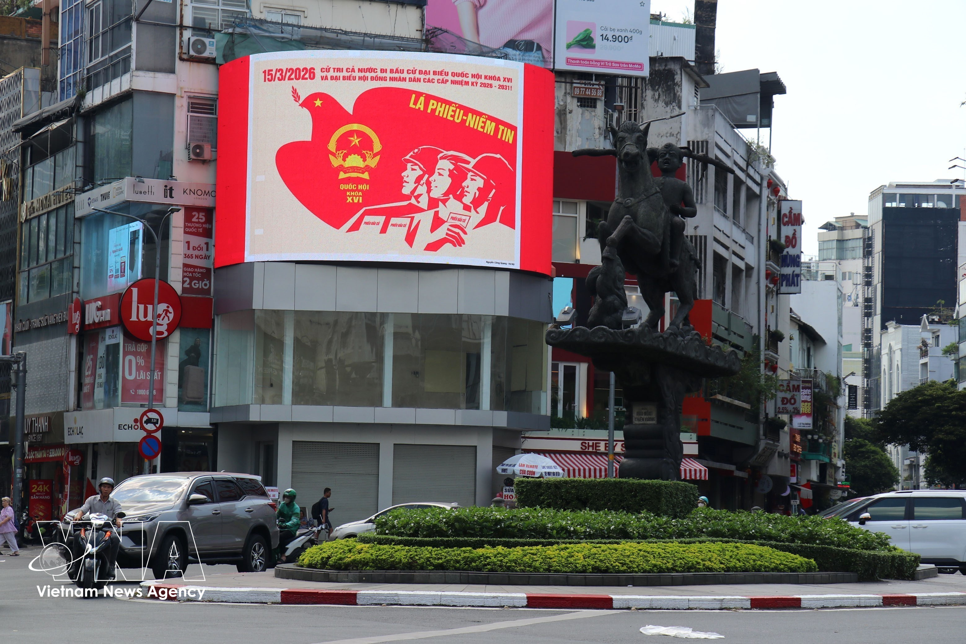 À Hô Chi Minh-Ville, un coin du carrefour Phu Dung est orné de drapeaux et de fleurs pour célébrer le Jour du scutin. Photo : VNA