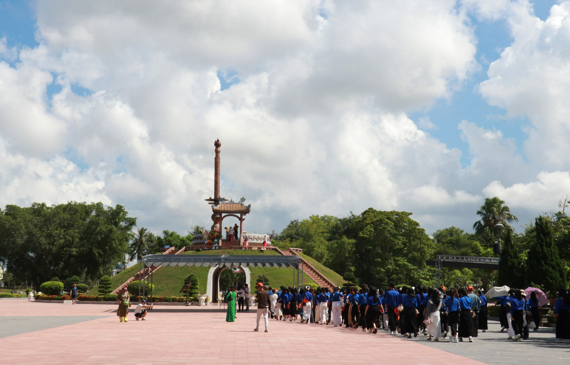 Perchée sur les rives du fleuve Thach Han, la citadelle est devenue un creuset de feu et de sacrifice, où des milliers de soldats vietnamiens ont donné leur vie pour la liberté nationale. Photo : VNA anh-1.jpg