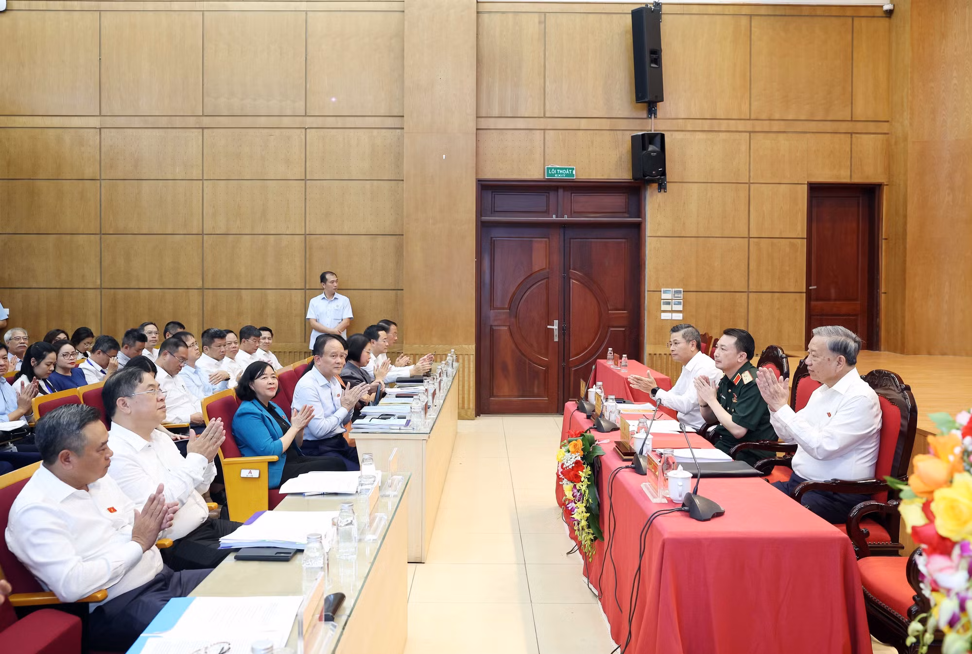 vna-potal-tong-bi-thu-to-lam-tiep-xuc-cu-tri-ha-noi-truoc-ky-hop-thu-muoi-quoc-hoi-khoa-xv-8291764.jpg