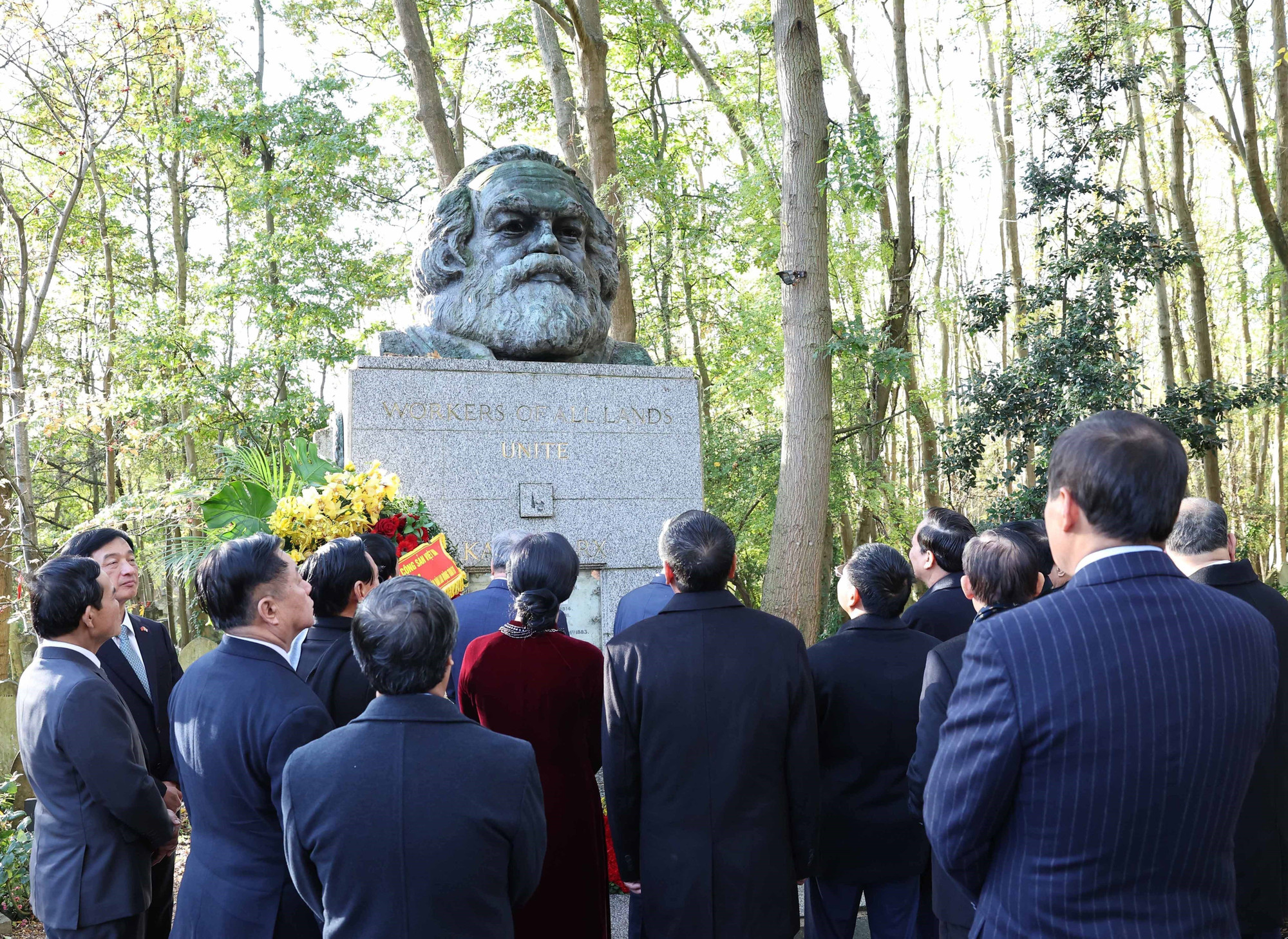 Le secrétaire général Tô Lâm et sa suite rendent hommage à Karl Marx au cimetière de Highgate. Photo : VNA vna-potal-tong-bi-thu-to-lam-vieng-mo-karl-marx-8369994.jpg