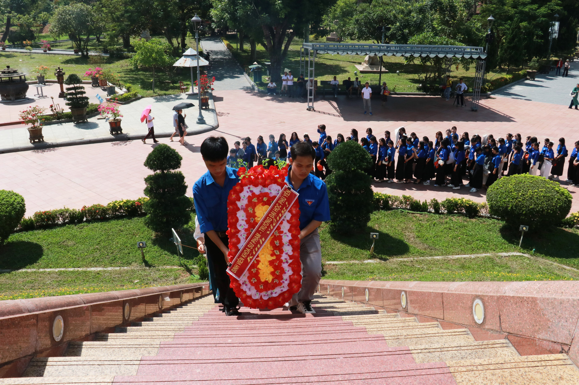 De nombreux habitants et visiteurs viennent offrir de l’encens et déposent fleurs à la citadelle de Quang Tri. Photo : VNA anh-2.jpg