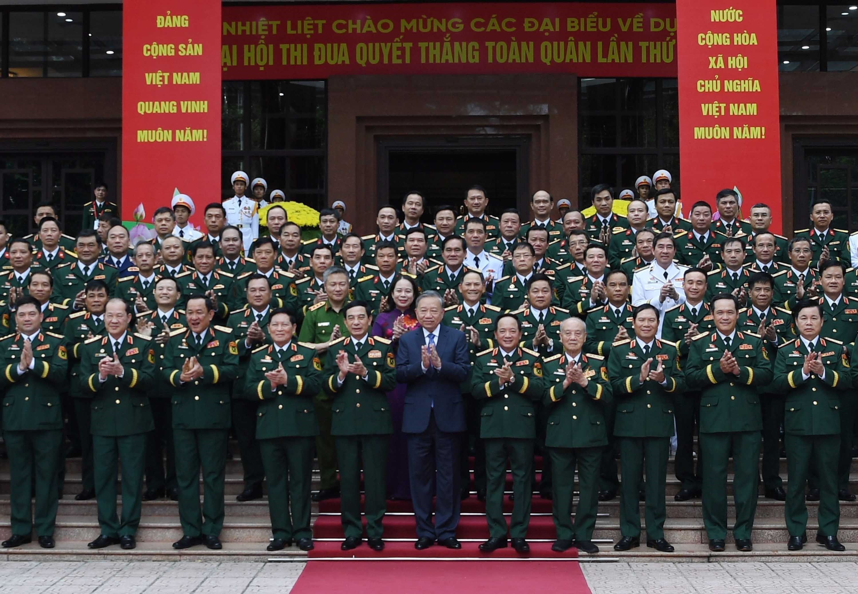 Le secrétaire général du Parti, Tô Lâm, également secrétaire de la Commission militaire centrale et les délégués lors du congrès. Photo: VNA.