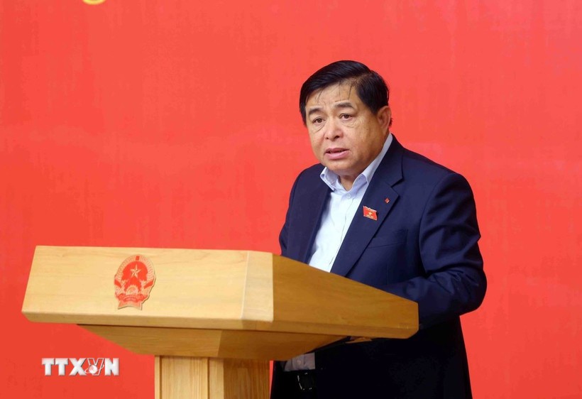 Le vice-Premier ministre Nguyên Chi Dung, également membre de la permanence du Comité du Parti du gouvernement, s'exprime lors de la conférence. Photo: VNA
