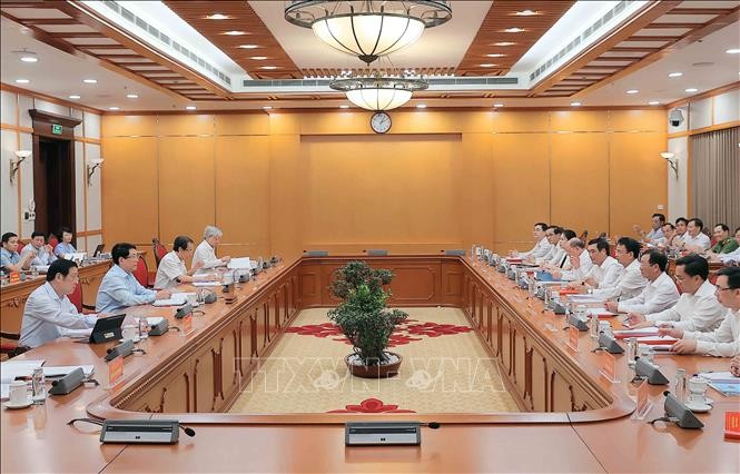 Séance de travail du Bureau politique avec la permanence du Comité provincial du Parti de Phu Tho. Photo: VNA