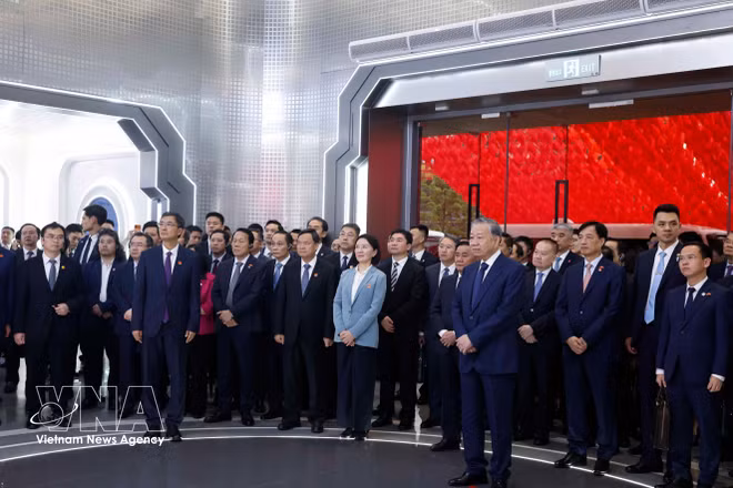 Le haut dirigeant Tô Lâm et la haute délégation vietnamienne en visite au Centre Chine–ASEAN de coopération pour l’innovation en intelligence artificielle à Nanning. Photo: VNA