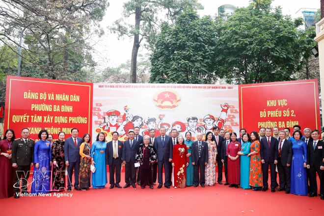 Le secrétaire général To Lam avec des électeurs au bureau de vote n° 2, quartier de Ba Dinh, Hanoï. Photo : Thong Nhat - VNA