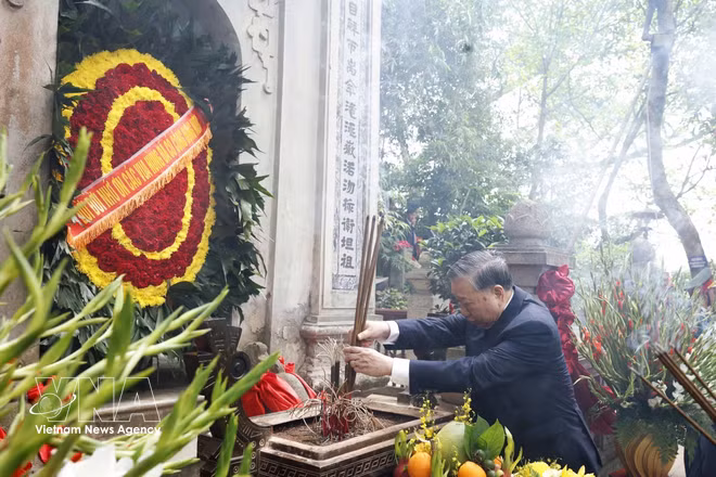 Le secrétaire général et président To Lam présente des offrandes d’encens. Photo : VNA
