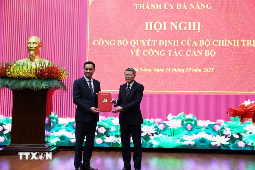 Le secrétaire du Comité central du Parti et chef de la Commission d’organisation du Comité central, Le Minh Hung (gauche), remet la décision du Bureau politique portant sur la mutation, l’affectation et la désignation de Le Ngoc Quang, membre du Comité central et secrétaire du Comité du Parti de Quang Tri, au poste de secrétaire du Comité du Parti de la province de Da Nang pour le mandat 2025–2030. Photo: VNA