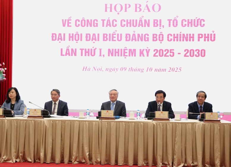 Le vice-Premier ministre permanent Nguyen Hoa Binh (au milieu) et des dirigeants de différents ministères à la conférence de presse, le 9 octobre à Hanoï. Photo : baochinhphu.vn 