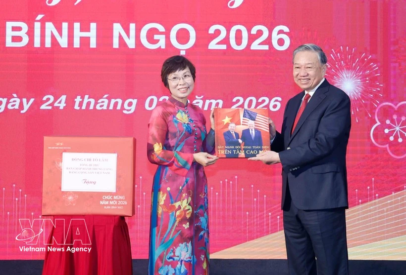 La directrice générale de la VNA, Vu Viet Trang, remet au secrétaire général To Lam un ouvrage photographique réalisé par les journalistes du Département de rédaction des photos de presse. Photo : VNA
