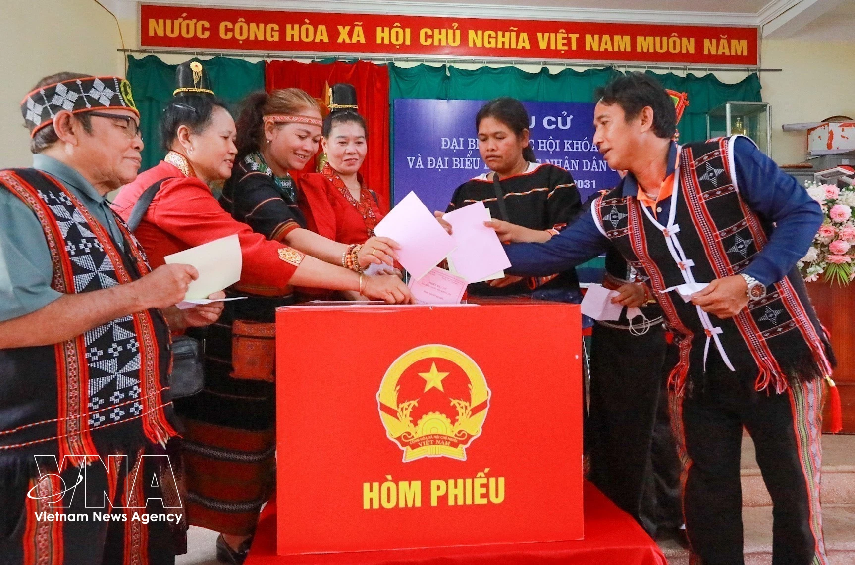 Les électeurs des zones montagneuses de la ville de Da Nang se rendent aux urnes. Photo: VNA