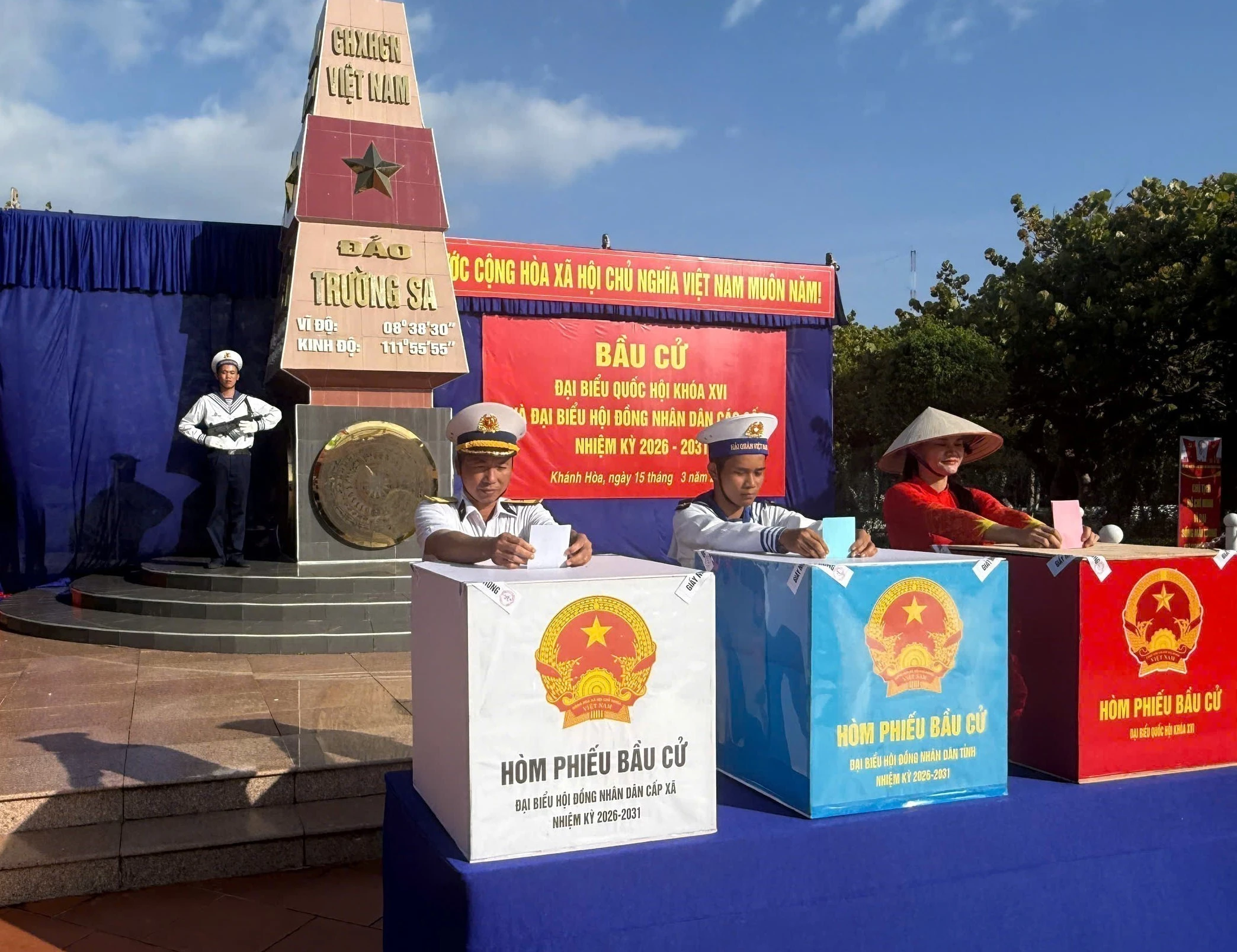 Les électeurs de Truong Sa ont voté lors des élections. Photo : VNA