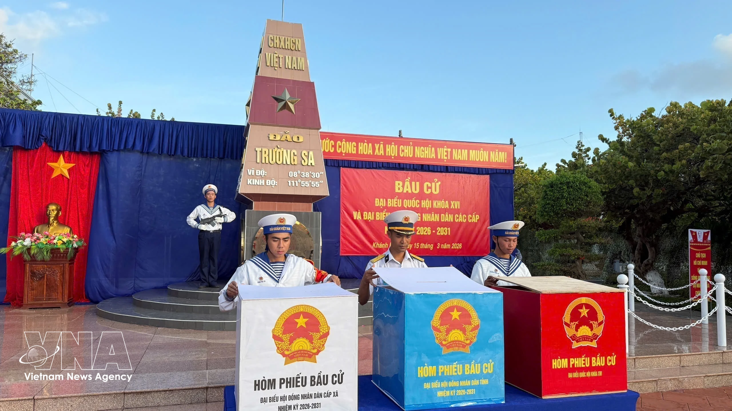 Des soldats votent dans un bureau de vote de la zone spéciale de Truong Sa, province de Khanh Hoa. Photo : VNA