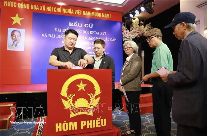 De nombreux Vietnamiens résidant à l’étranger ont exprimé leur espoir que la nouvelle Assemblée nationale et les autorités locales continueront d’améliorer le cadre institutionnel. Photo : VNA