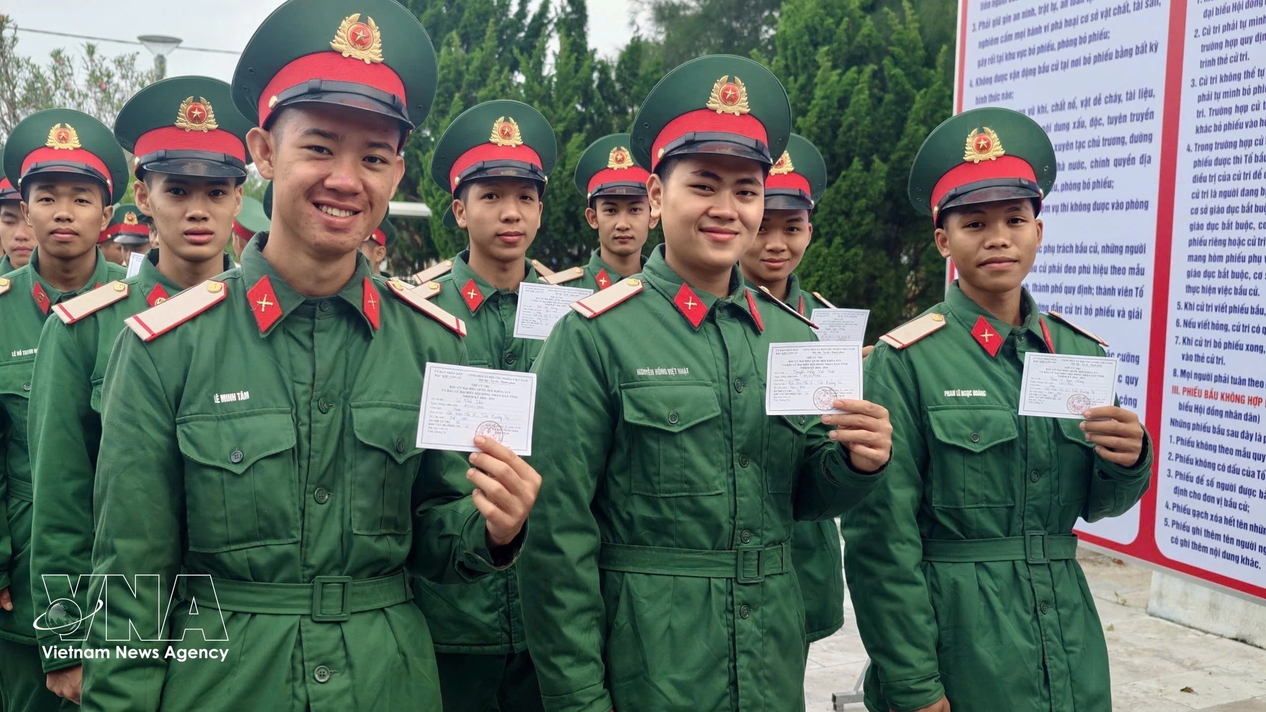 Dès le petit matin, de nombreux électeurs, dont des cadres, des soldats et des habitants vivant et travaillant sur l’île de Côn Co, dans la province de Quang Tri, participent avec enthousiasme au scrutin. Photo : VNA