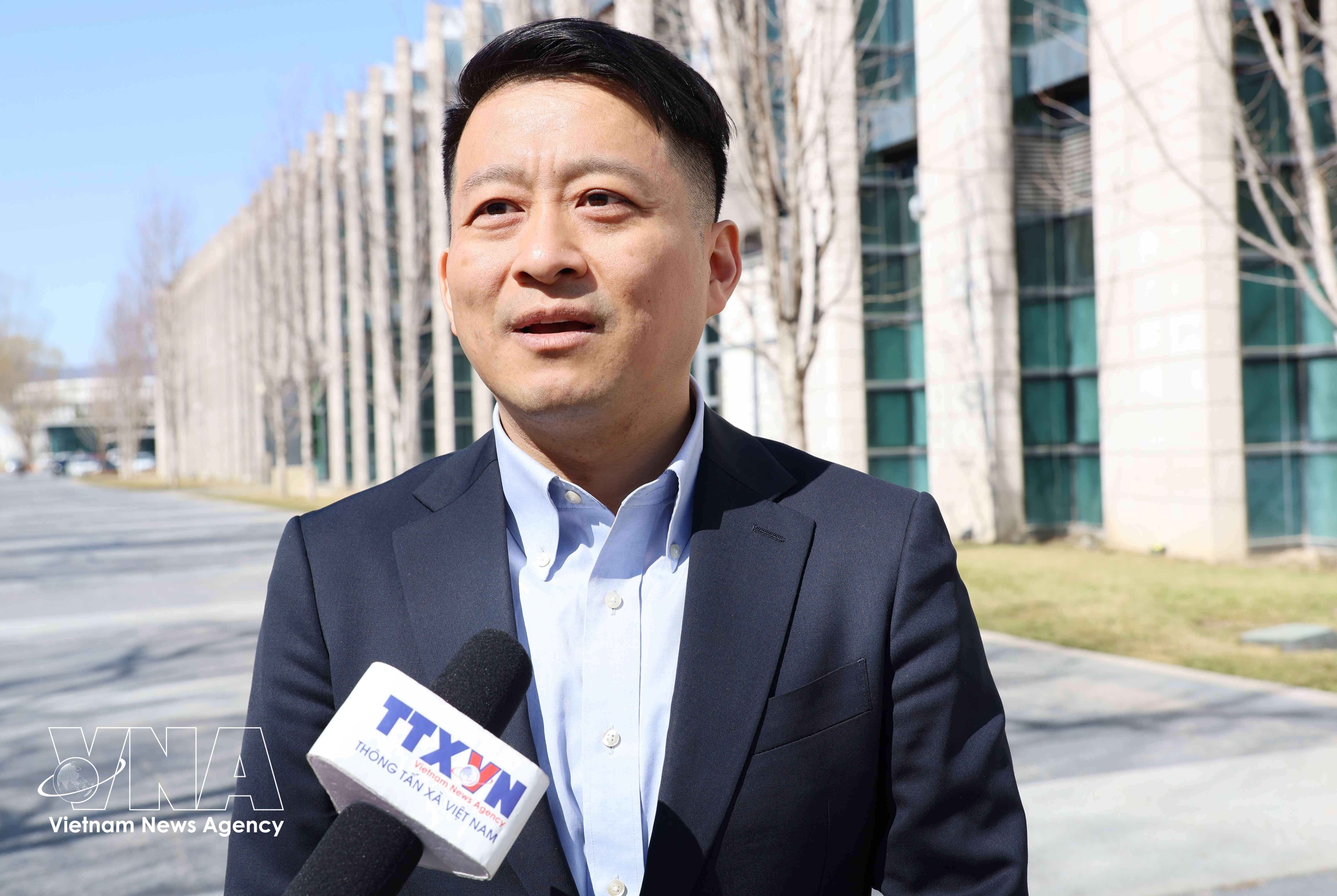 Le professeur Qu Qiang, commentateur de la chaîne de télévision chinoise CGTN et enseignant à l’Université centrale des nationalités de Chine. Photo / VNA