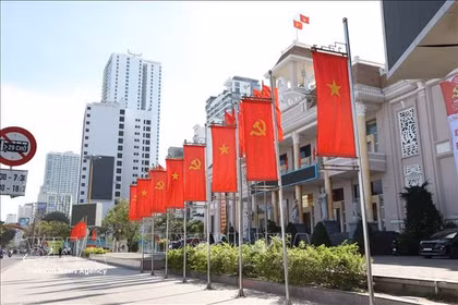 Des drapeaux et des décorations florales ornent avec éclat l’esplanade du Comité populaire provincial de Khanh Hoa. Photo: VNA