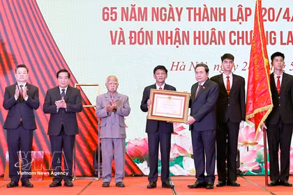 Le président de l’AN, Tran Thanh Man, a remis cette distinction au Conseil des affaires ethniques de l'AN. Photo: VNA