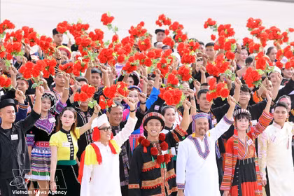 Des représentants des 54 ethnies participent au défilé solennel célébrant le 80e anniversaire de la Révolution d’Août et de la Fête nationale (2 septembre 2025). (Photo : VNA)