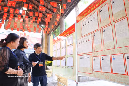 Au bureau de vote n° 5, situé au lycée Trung Vuong (quartier de Cua Nam), tous les préparatifs sont terminés pour accueillir les électeurs. Photo : VNA