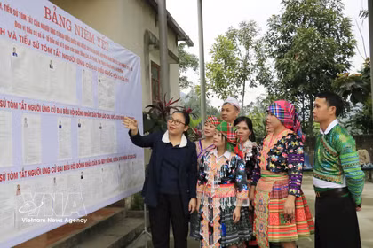 La cheffe du bureau de vote n°5 de la commune de Quy Mong, dans la province de Lao Cai, présente les candidats afin d’aider les habitants à mieux les connaître. Photo: VNA