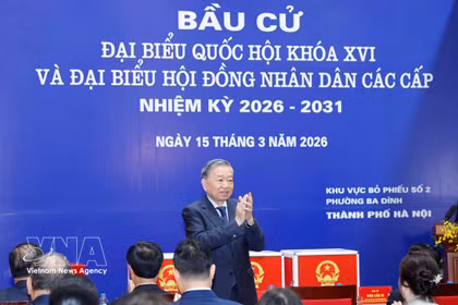 Le secrétaire général du Parti To Lam assiste à la cérémonie d'ouverture du vote du bureau de vote n° 2 du quartier de Ba Dinh. Photo: VNA