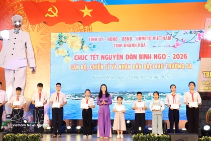 L'Union des femmes de la province de Khanh Hoa a octroyé des bourses d'études aux enfants des officiers et soldats en poste dans la zone spéciale de Truong Sa. Photo : VNA