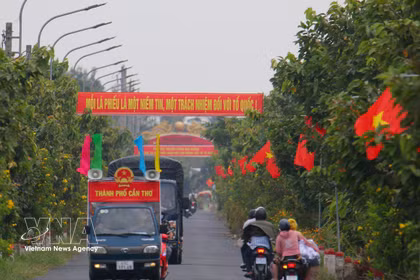 La communication est menée au moyen de banderoles et de véhicules mobiles dans la commune de Vinh Vien, ville de Can Tho. Photo : VNA
