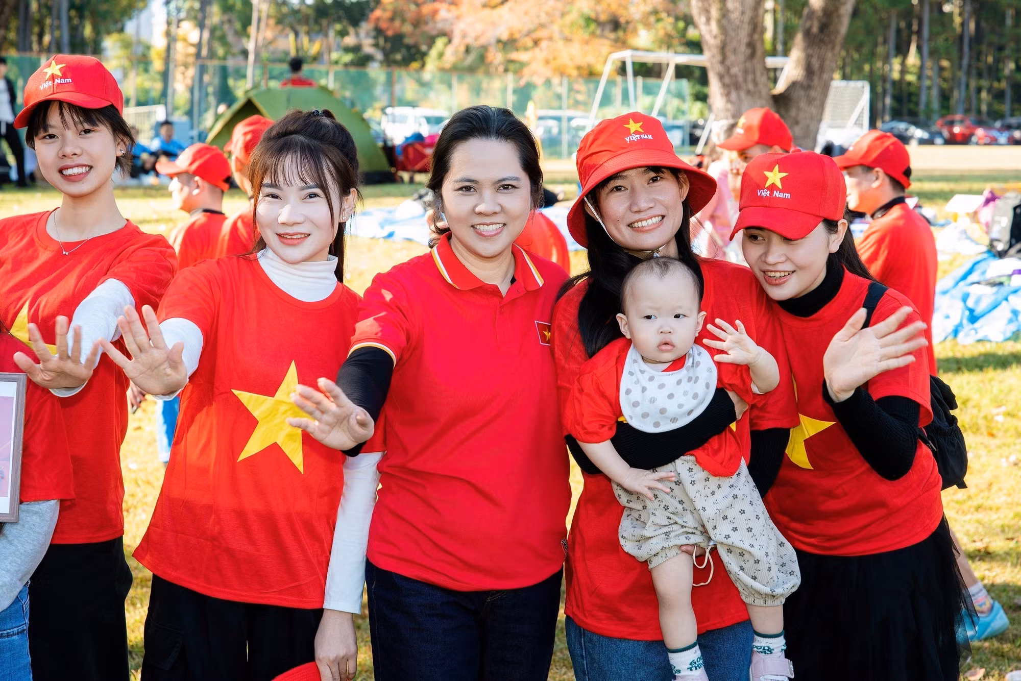 03a-ngay-hoi-dai-doan-ket-toan-dan-toc-nam-2025-tai-fukuoka-xac-nhan-ky-luc-xep-la-co-to-quoc-lon-nhat-trong-cong-dong-nguoi-viet-tai-nhat-ban-8411268.jpg