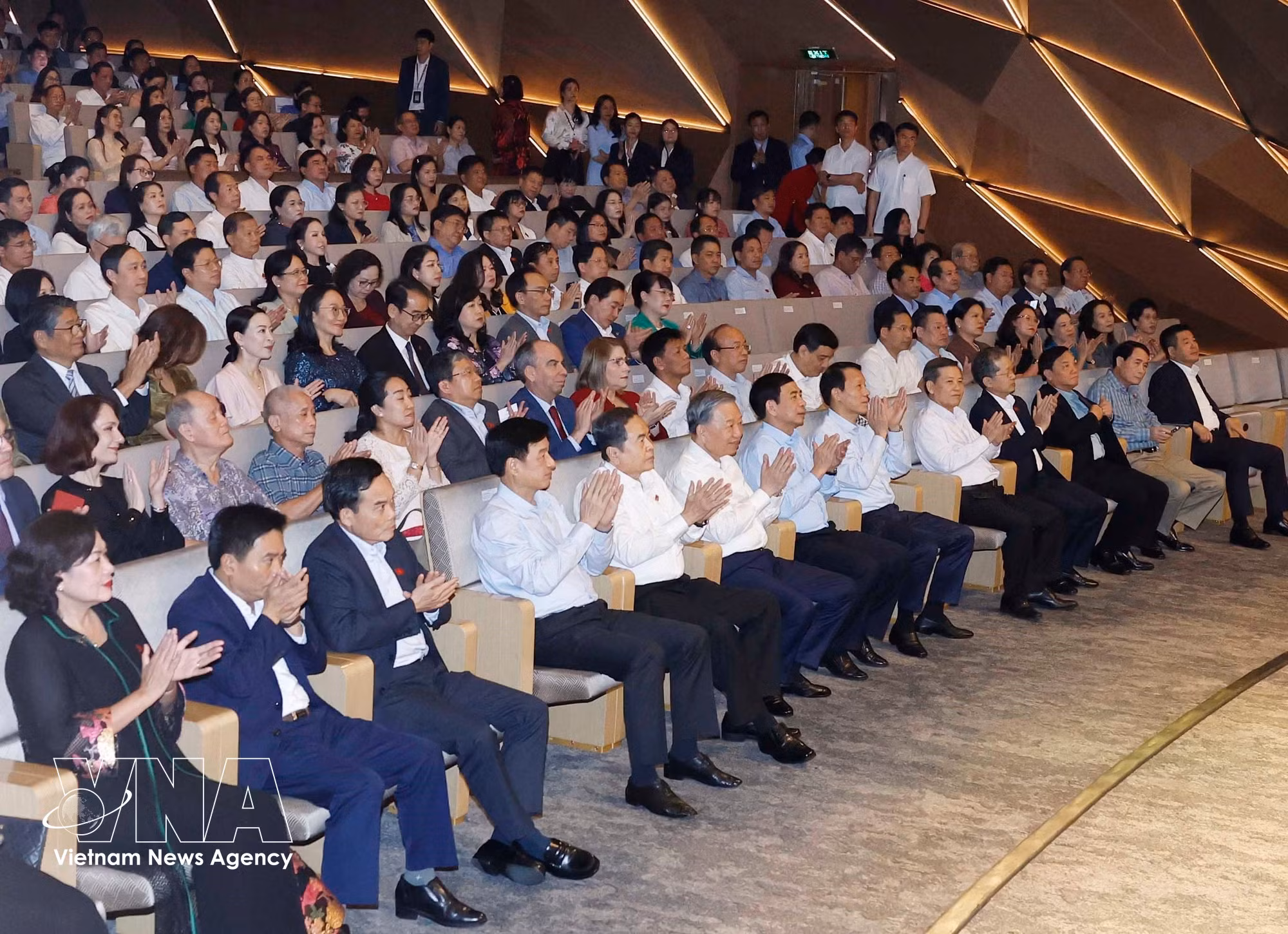vnanet-potal-tong-bi-thu-chu-tich-nuoc-to-lam-du-chuong-trinh-nghe-thuat-to-quoc-trong-tim-8691729.jpg